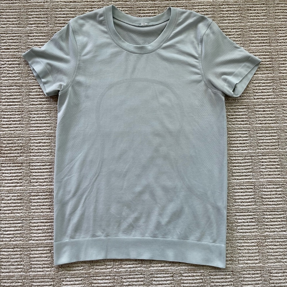 Lululemon relaxed fit swiftly tee size 4